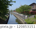 住宅街を流れる小川 120853151