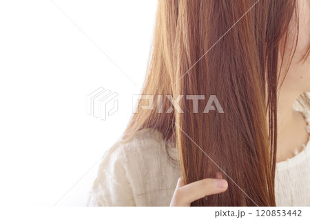 髪の毛に手櫛をとおす女性 髪の毛に手櫛をとおす女性 120853442