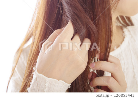 髪の毛に手櫛をとおす女性 髪の毛に手櫛をとおす女性 120853443