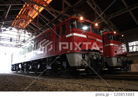 レトロな長岡機関区に並べられたFE81形電気機関車(140号機,141号機)_2024/12/1撮影 120853883