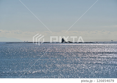 太陽光を反射する波の中の烏帽子岩(冬、十二月) 太陽光を反射する波の中の烏帽子岩(冬、十二月) 120854079