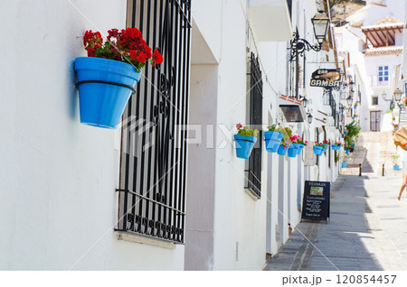 アンダルシア地方の小さな観光地ミハスの有名な通り 120854457