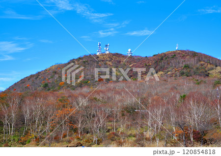 地蔵岳　赤城小沼湖畔から晩秋の眺め　紅葉風景　　 120854818