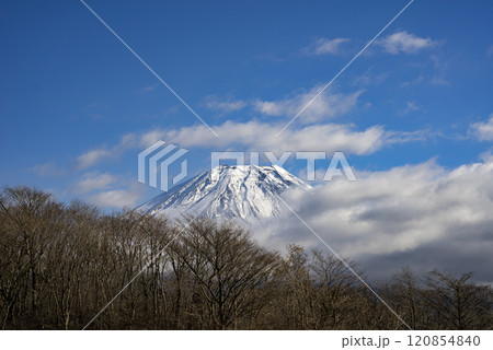 山梨県富士河口湖町から見た富士山の山頂 山梨県富士河口湖町から見た富士山の山頂 120854840