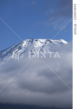 山梨県富士河口湖町から見た富士山の山頂 120854843