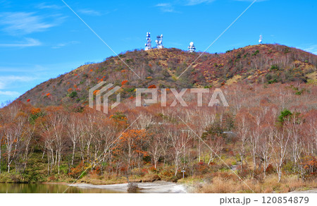地蔵岳　赤城小沼湖畔から晩秋の眺め　紅葉風景　　 120854879