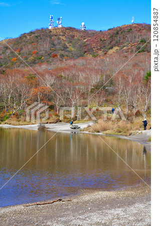 地蔵岳　赤城小沼湖畔　晩秋の眺め　紅葉風景　　 120854887
