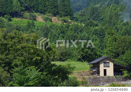 夏の山里のいやされる風景 120854890