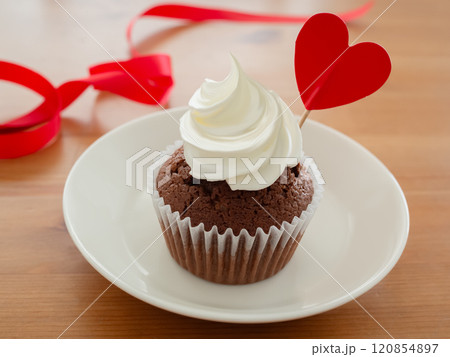 ホイップクリームを乗せたチョコレートマフィン　バレンタイン 120854897