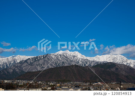 冬の北アルプス　青空と山並み 120854913