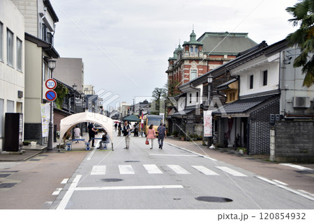 山町筋「土蔵造りの町並み」(富山県高岡市) 120854932