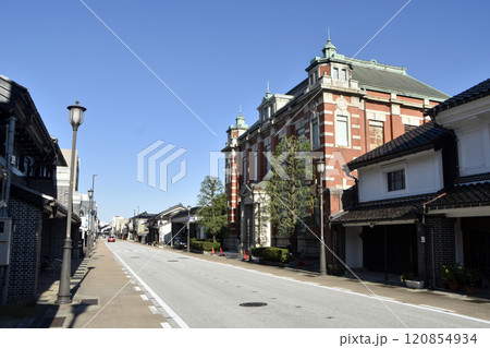 山町筋「土蔵造りの町並み」(富山県高岡市) 山町筋「土蔵造りの町並み」(富山県高岡市) 120854934