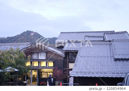 風情ある瓦屋根の街並み 風情ある瓦屋根の街並み 120854964