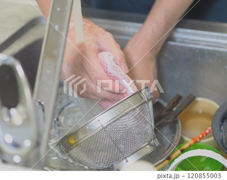 食器を洗う男性の手元 食器を洗う男性の手元 120855003