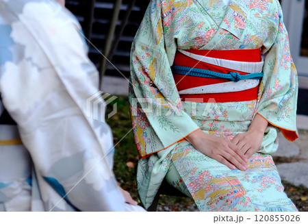 着物を着て会話をする二人の女性 120855026