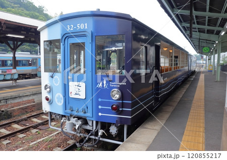 徳島駅に停車中の藍よしのがわトロッコ列車（キクハ32形） 120855217