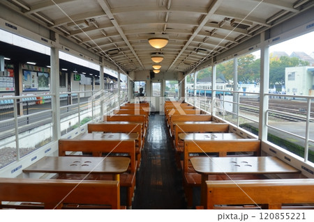 徳島駅を出発する藍よしのがわトロッコ列車（キクハ32形） 120855221