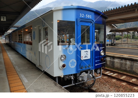 阿波池田駅に停車中の藍よしのがわトロッコ列車 120855223