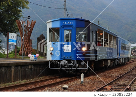 貞光駅に停車中の藍よしのがわトロッコ列車 貞光駅に停車中の藍よしのがわトロッコ列車 120855224