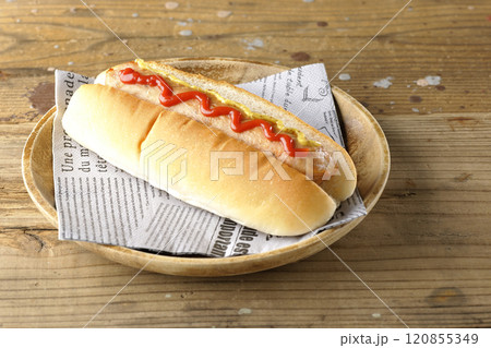ケチャップとマスタードがかかったホットドック 120855349
