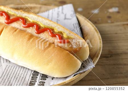 ケチャップとマスタードがかかったホットドック 120855352