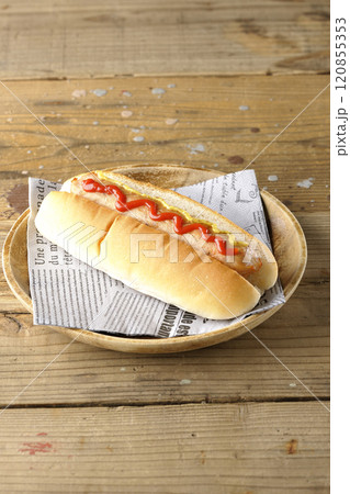 ケチャップとマスタードがかかったホットドック 120855353