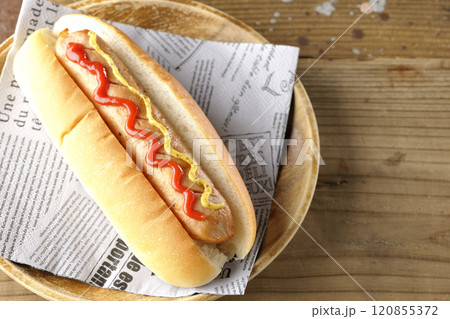 ケチャップとマスタードがかかったホットドック ケチャップとマスタードがかかったホットドック 120855372