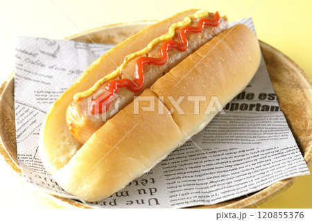 ケチャップとマスタードがかかったホットドック 120855376
