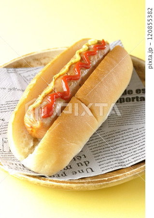 ケチャップとマスタードがかかったホットドック 120855382
