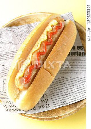 ケチャップとマスタードがかかったホットドック 120855395