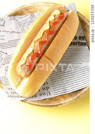 ケチャップとマスタードがかかったホットドック 120855398
