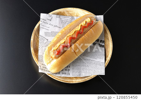 ケチャップとマスタードがかかったホットドックを黒背景で撮影 ケチャップとマスタードがかかったホットドックを黒背景で撮影 120855450