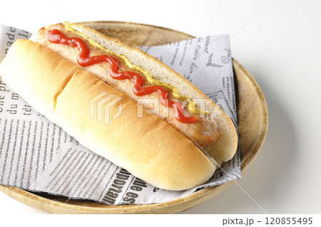 ケチャップとマスタードがかかったホットドックを白背景で撮影 120855495