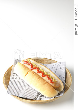 ケチャップとマスタードがかかったホットドックを白背景で撮影 120855498