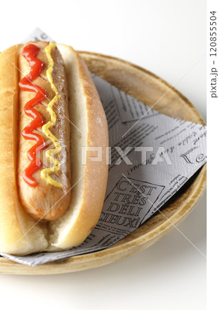 ケチャップとマスタードがかかったホットドックを白背景で撮影 ケチャップとマスタードがかかったホットドックを白背景で撮影 120855504