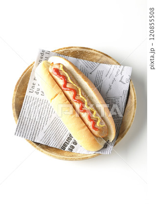 ケチャップとマスタードがかかったホットドックを白背景で撮影 120855508