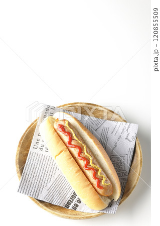 ケチャップとマスタードがかかったホットドックを白背景で撮影 120855509