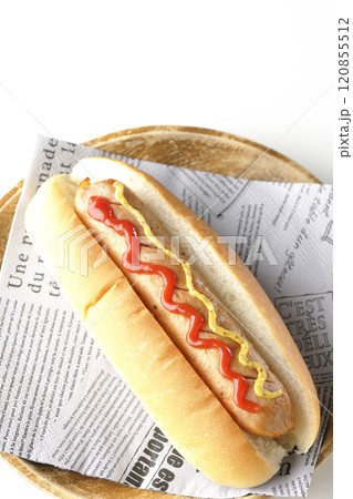 ケチャップとマスタードがかかったホットドックを白背景で撮影 ケチャップとマスタードがかかったホットドックを白背景で撮影 120855512