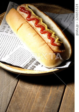 ケチャップとマスタードがかかったホットドック 120855524