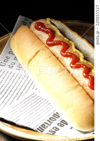ケチャップとマスタードがかかったホットドック 120855527