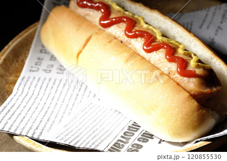 ケチャップとマスタードがかかったホットドック 120855530