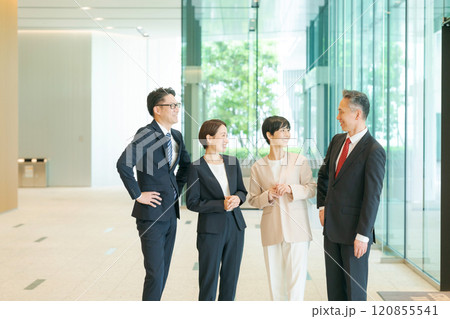 オフィスに並ぶビジネスパーソン 120855541