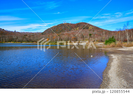 紅葉の進む赤城小沼湖畔 晩秋の風景 紅葉の進む赤城小沼湖畔 晩秋の風景 120855544