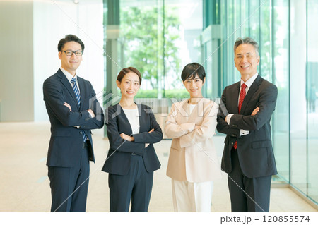 オフィスに並ぶビジネスパーソン 120855574