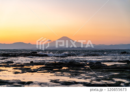 【神奈川県】江の島から見える美しい夕景と富士山 120855673