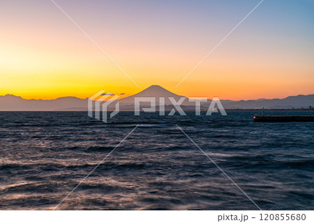【神奈川県】江の島から見える美しい夕景と富士山 120855680