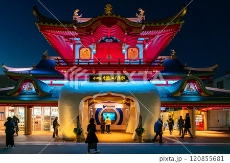 【神奈川県】カラフルにライトアップされた夜の片瀬江ノ島駅 120855681