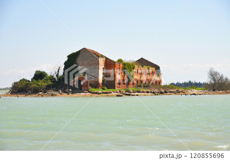 イタリア ヴェネツィア・ラグーナ サンタンジェロ・デッラ・ポルヴェレ島の放棄された修道院  イタリア ヴェネツィア・ラグーナ サンタンジェロ・デッラ・ポルヴェレ島の放棄された修道院  120855696
