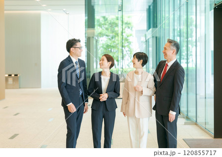 会社のロビーに並ぶビジネスパーソン 会社のロビーに並ぶビジネスパーソン 120855717