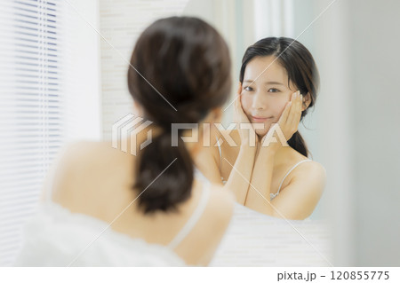 洗面所の若い女性、ビューティーイメージ 洗面所の若い女性、ビューティーイメージ 120855775